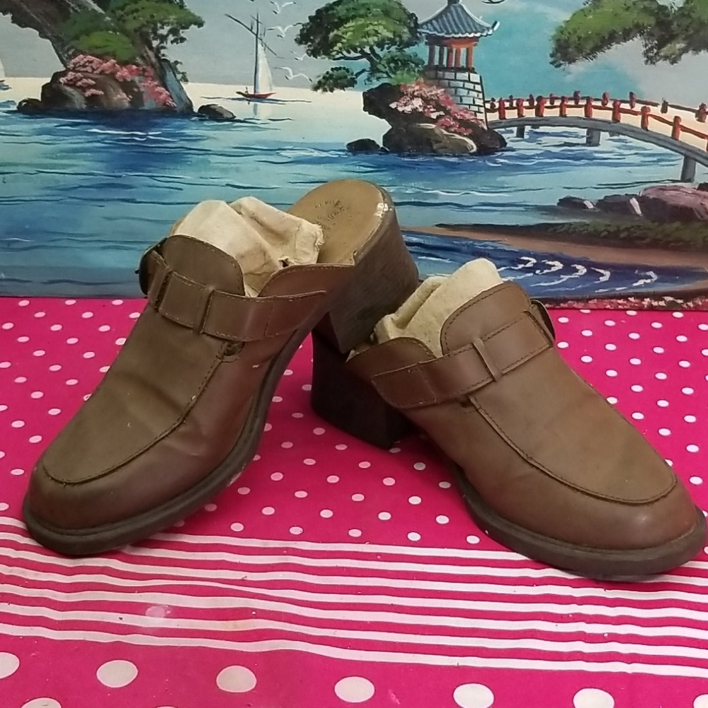Vintage sensation slip on heeled slippers size 9